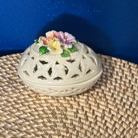 New Iridescent White Porcelain Easter Egg Trinket Box With Flowers & 2 Bunnies - Picture 1 of 7